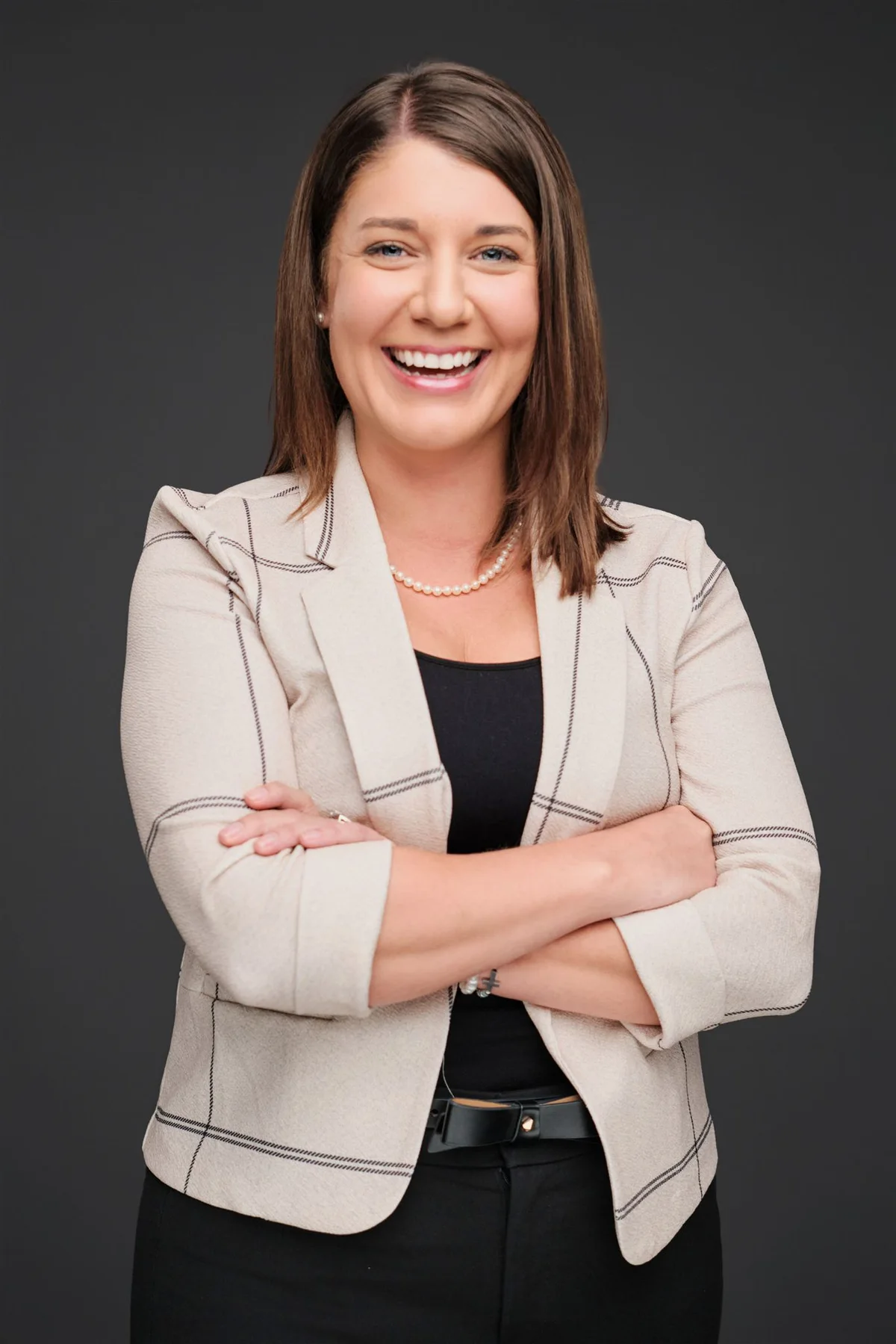 Relaxed professional portrait of a woman in a light blazer by Henry David Photography
